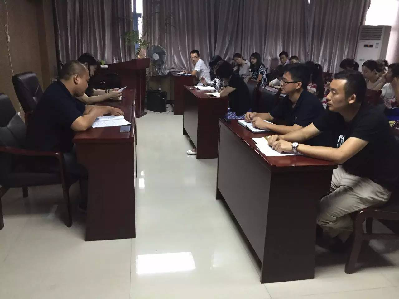 集团组织传达学习关于我市8起&ldquo;违插&rdquo;典型案例的通报》