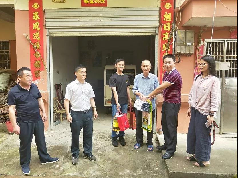 集团机关党支部开展&ldquo;慰问贫困户 情暖端午节&rdquo;党日活动