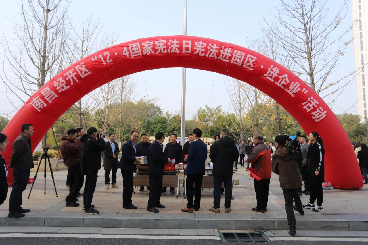区社发局联合集团开展&ldquo;12.4送法进企业&rdquo;活动